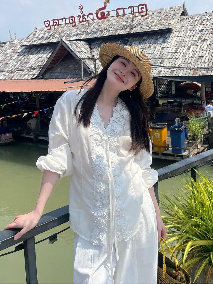 塞纳画廊雾白法式莫代尔刺绣衬衫！💰89