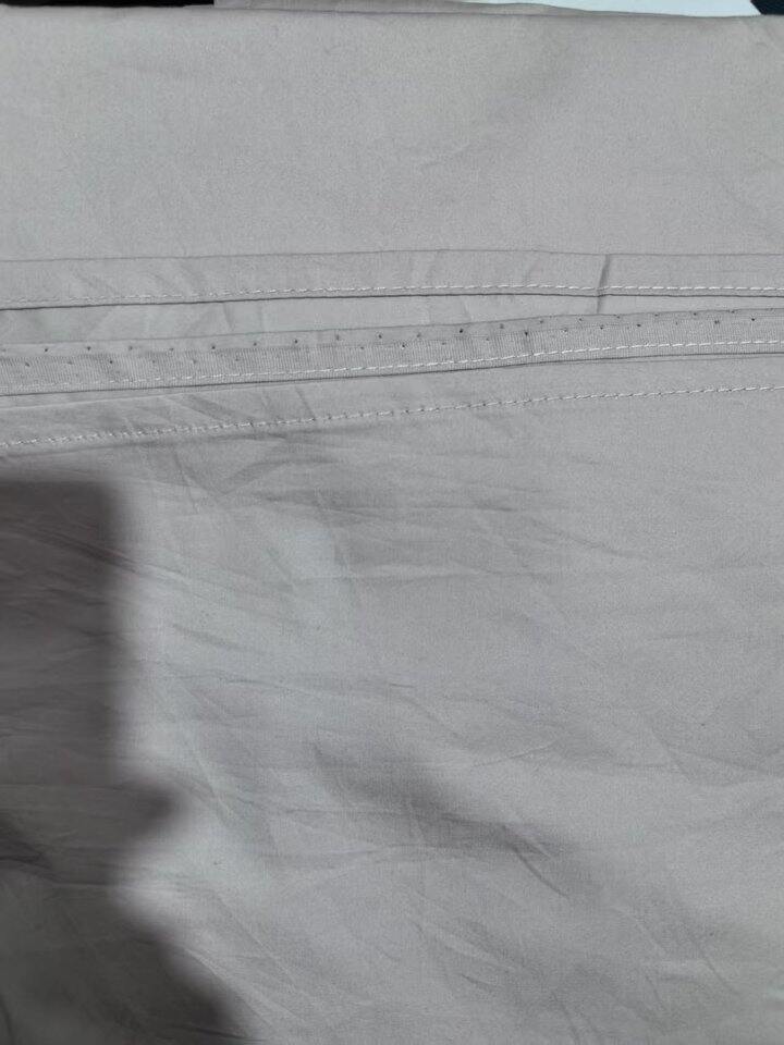 边上有针眼的贡缎床单，2条60左右，非常适合自己会改被套的人，回去改成任意大小被套，就没瑕疵 了。