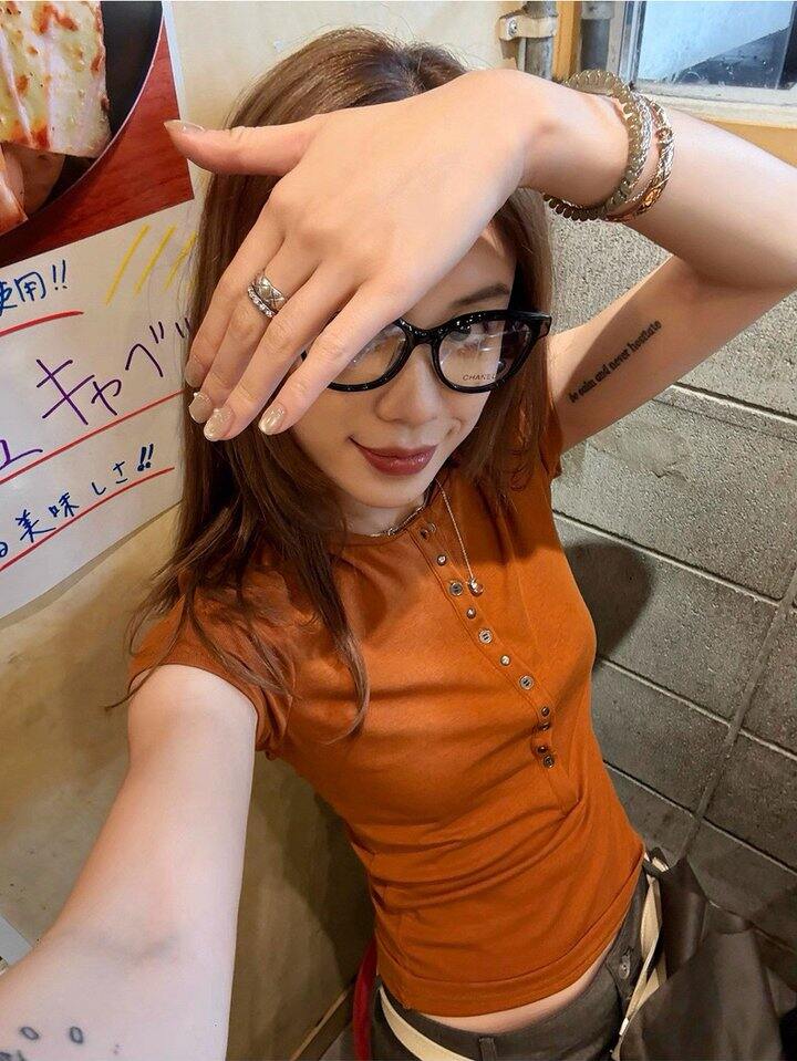 复古雅痞天丝棉铆钉短T！💰59