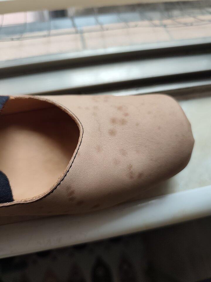 磨砂牛皮的芭蕾舞鞋上厕所不小心踩空掉厕所里溅到水 干了有这种斑点洗不掉咋办🤯