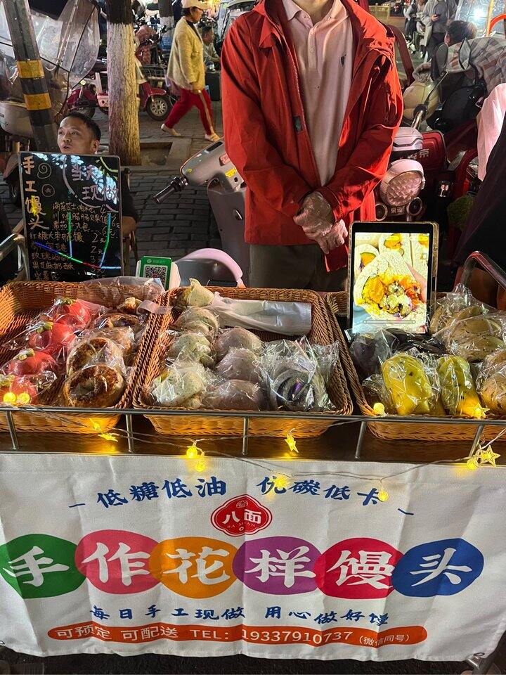 来大学门口摆摊了