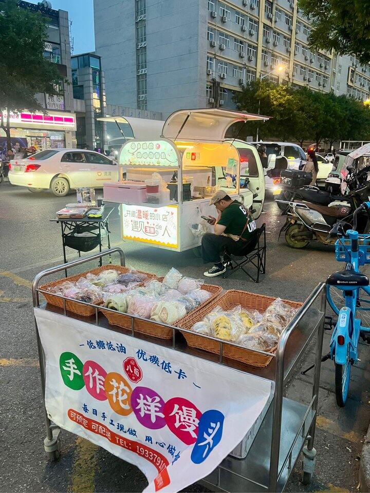 摆摊偶遇大雨