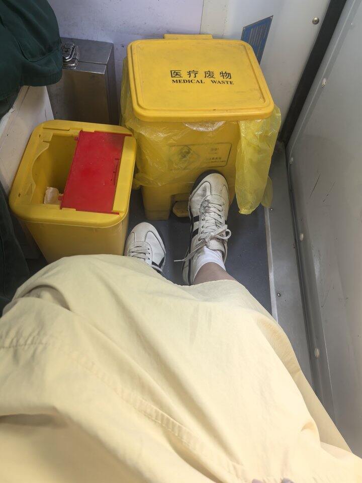 昨天在想买洞洞鞋，今天就出车祸鞋报废了