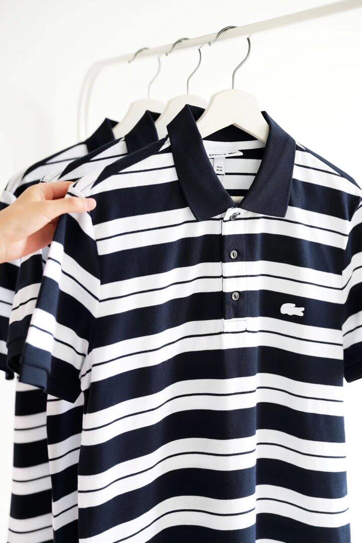 价格168元包邮 鳄鱼Lacoste，法国时尚大牌！原单正品！原价1290元！2026年新款，条纹控Polo，拼接翻领设计。复古法式纽扣闭合短袖polo衫