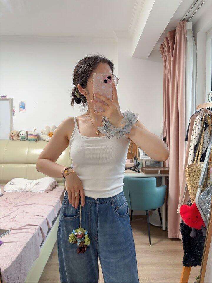 带抽象小女孩出门