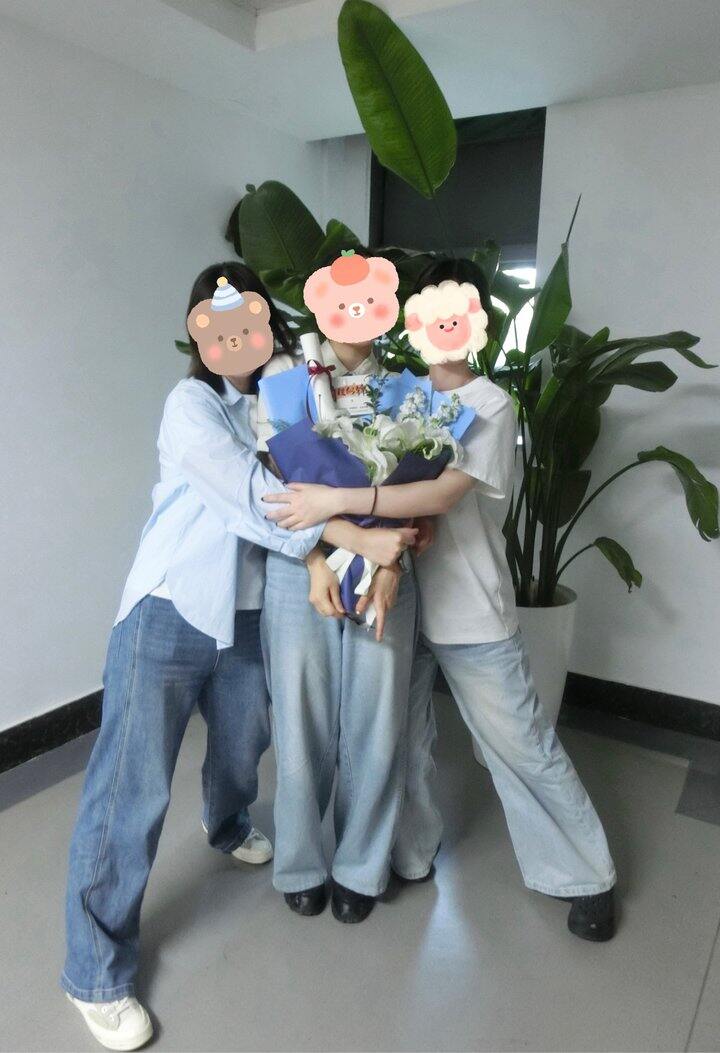 🎓