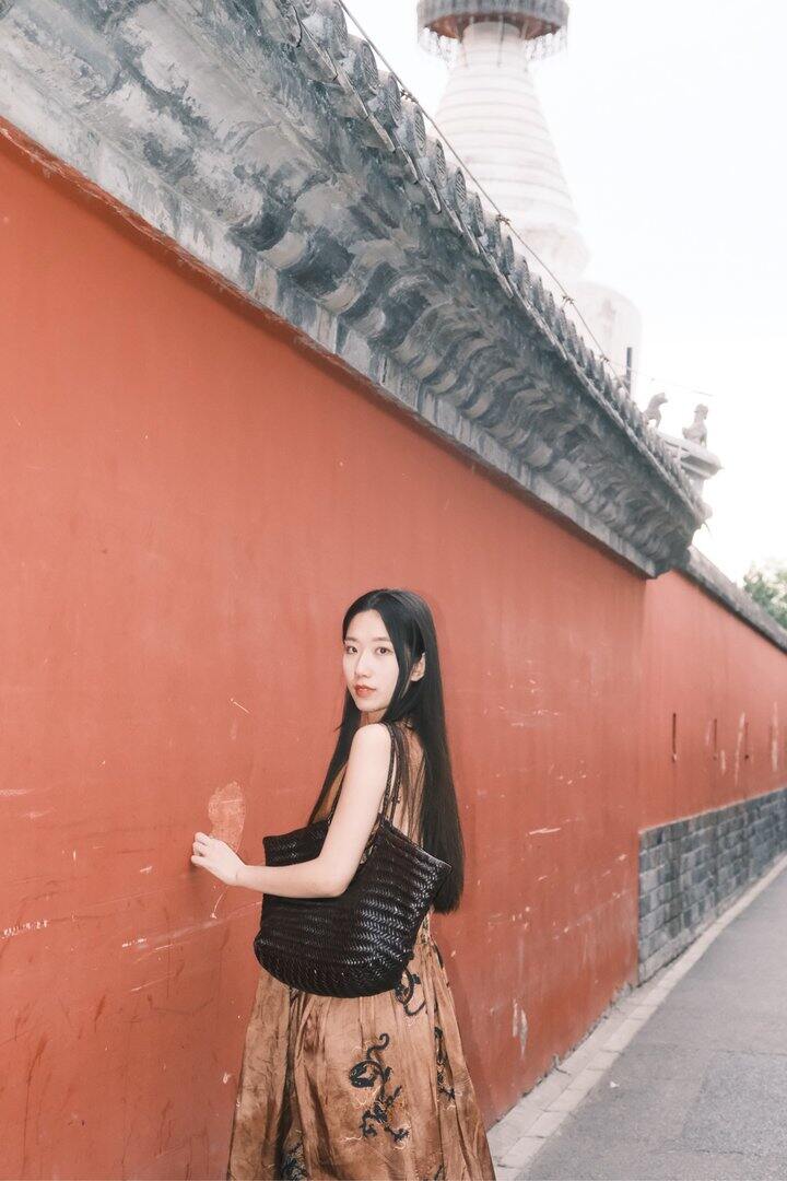 5月的某一天落日 背心裙 白塔