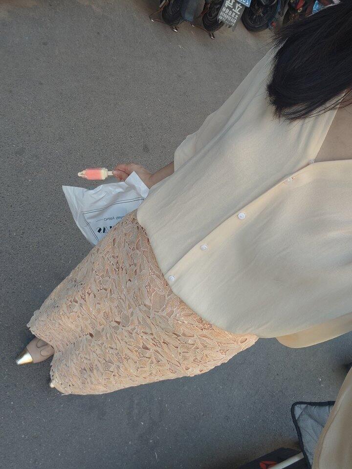 还是那条蕾丝半裙