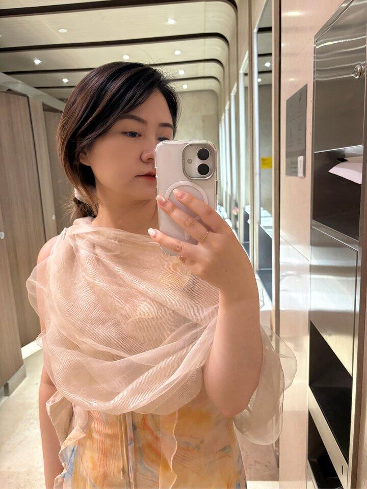 米色丝巾