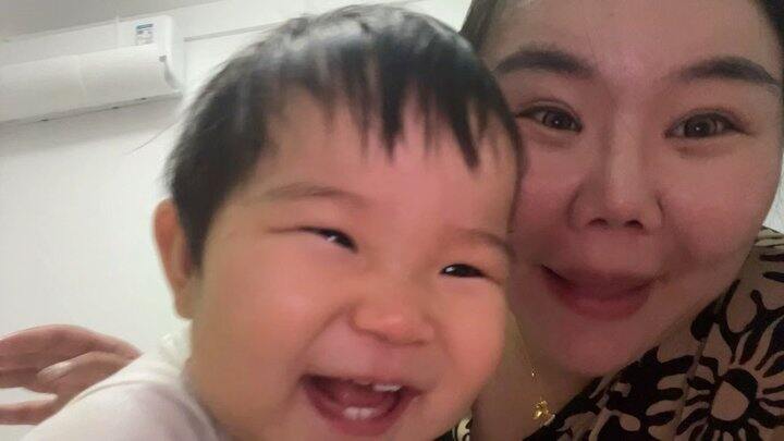 养香香女儿好开心，妈妈永远爱你
