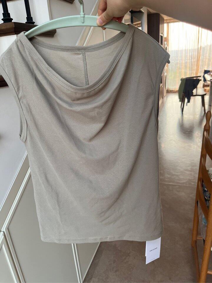 出几件四季青刚买回来的衣服裤子