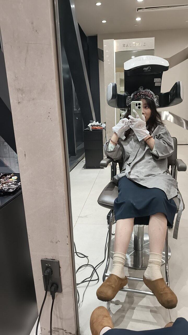 做头发的时候带了个手膜去