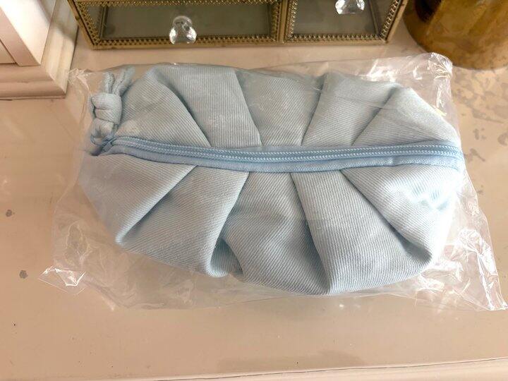 出Fresh云朵蓝色化妆包