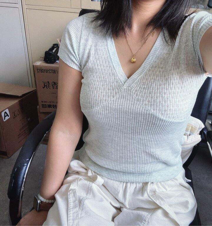 简陋的办公室，掉皮的椅子