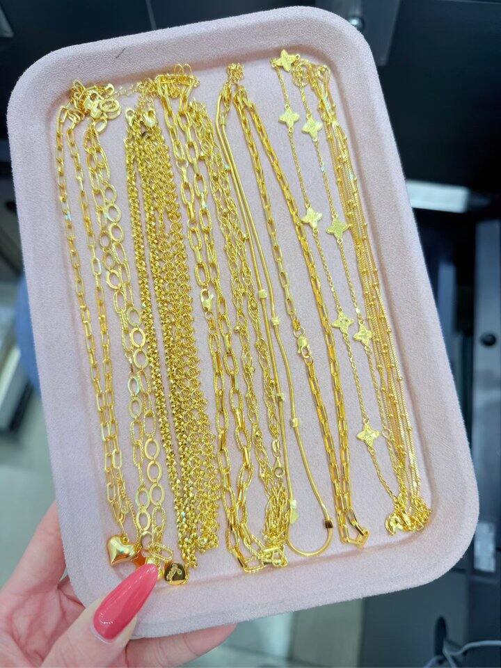 趁着金价低，各个门店补货