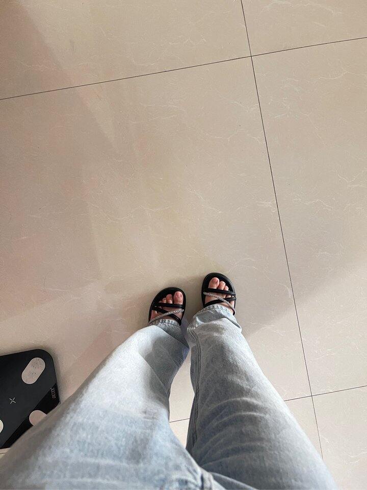 上条路况黑色细带凉鞋的晒图