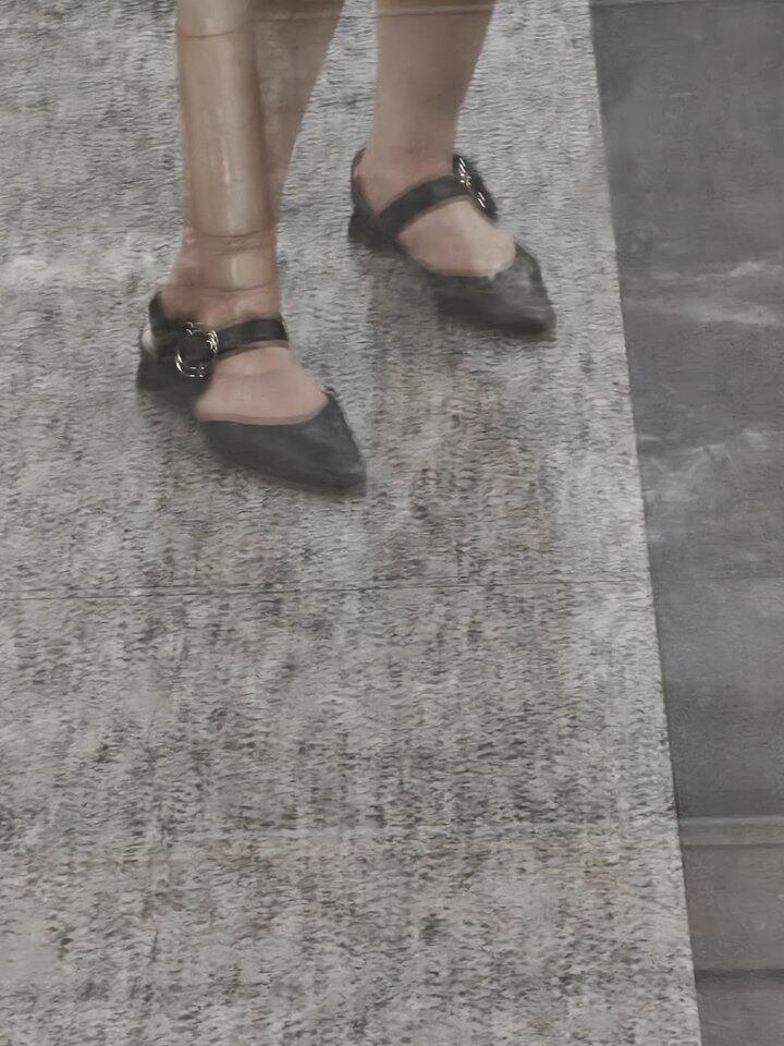 尖头凉鞋