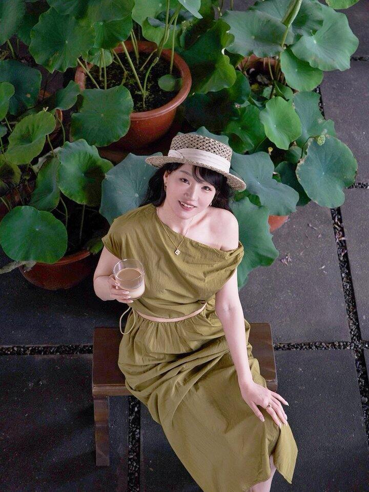 莲叶何田田