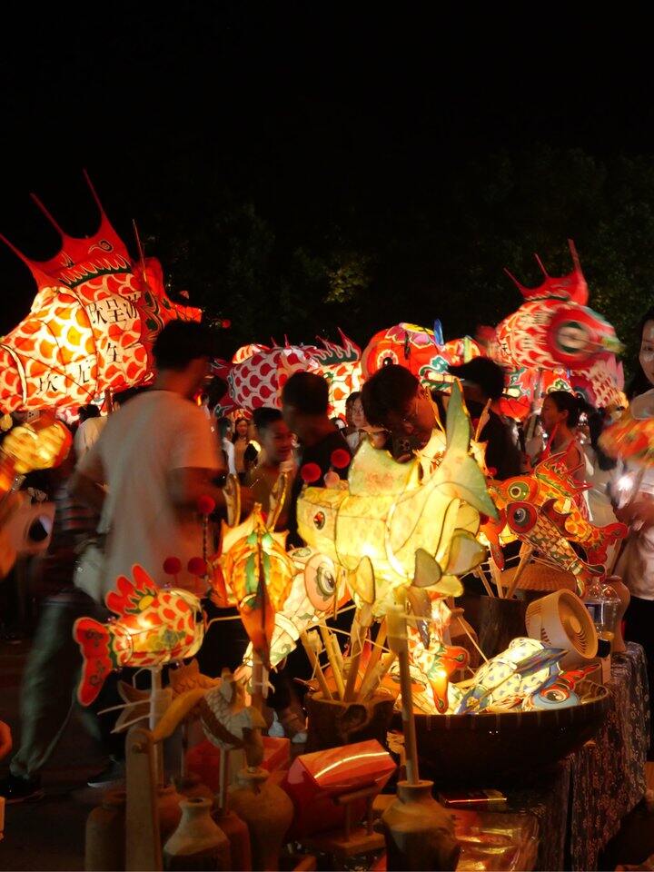 玉壶光转，一夜鱼龙舞~