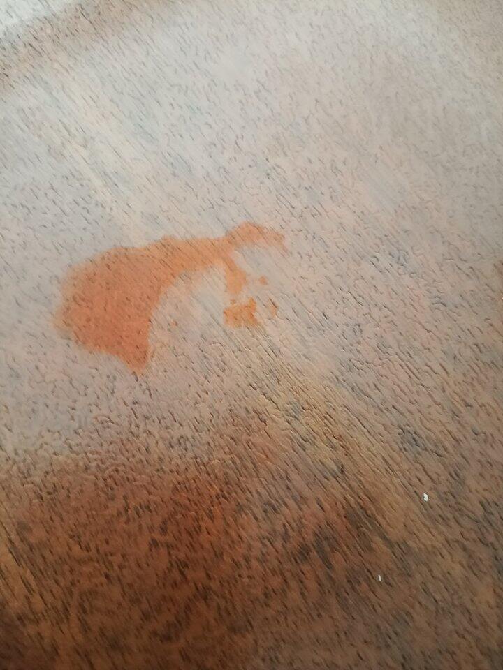 pvc材质塑料板上蹭的麻辣烫的番茄汤底