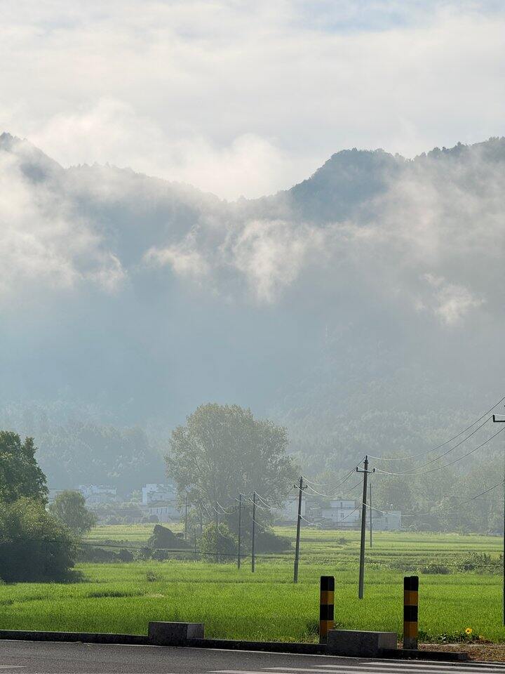 山间的薄雾和朝阳