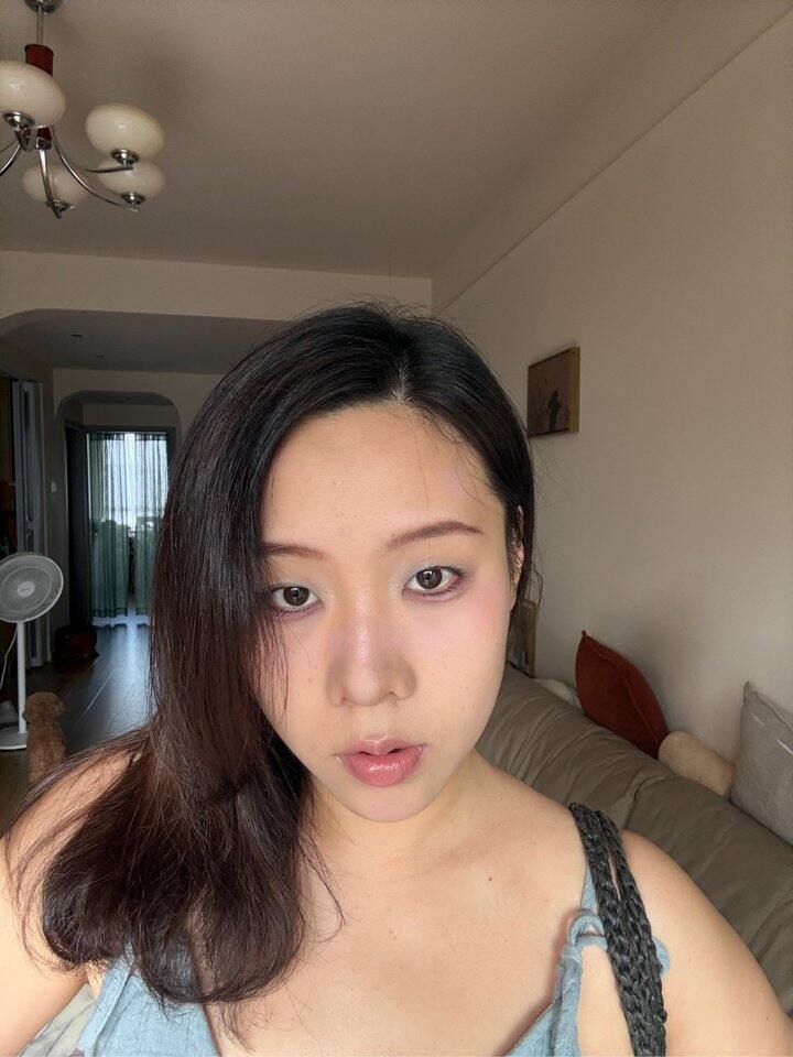 蓝色眼影配蓝色穿搭
