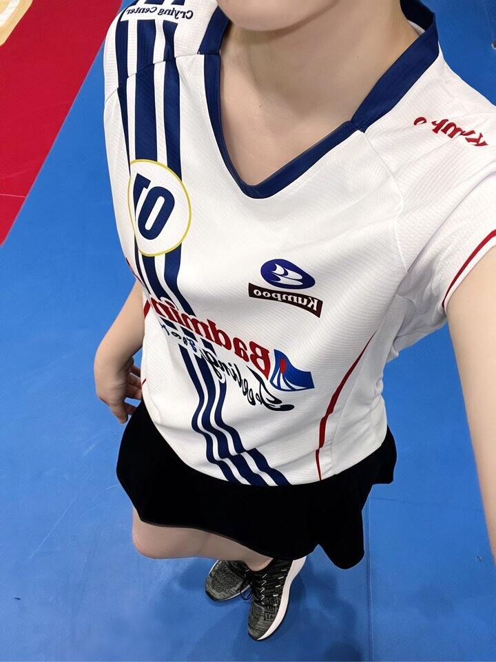 羽毛球水平配不上我的衣服