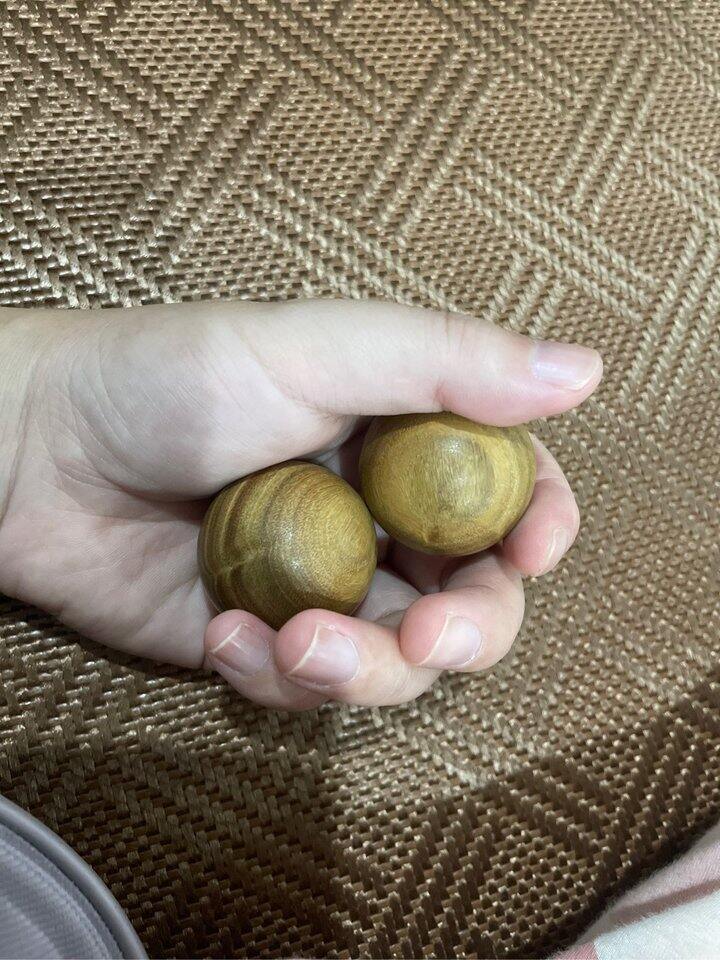 最近玩木头上瘾了（绿檀木手球）
