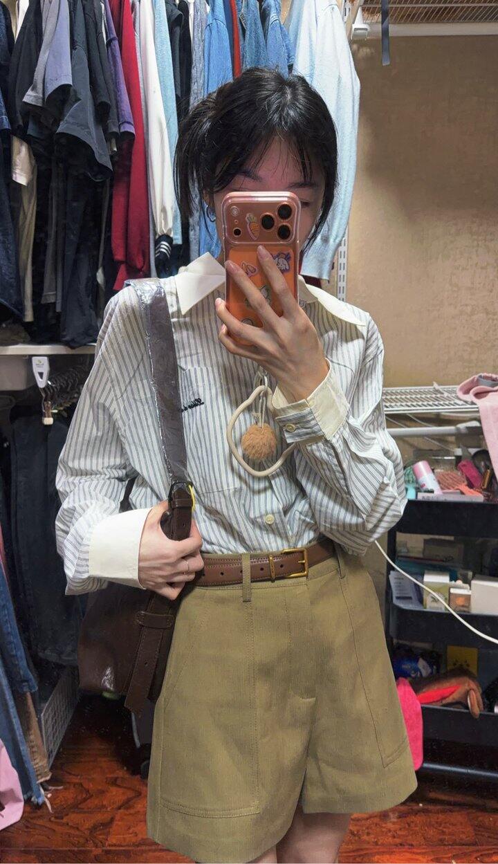 新买的条纹和两条裤子