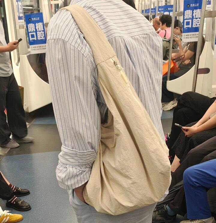 看到地铁上小姐姐背的这个包