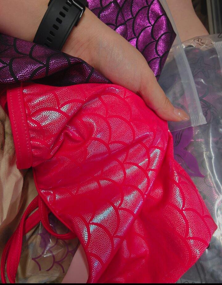 鱼皮留了玫红色M