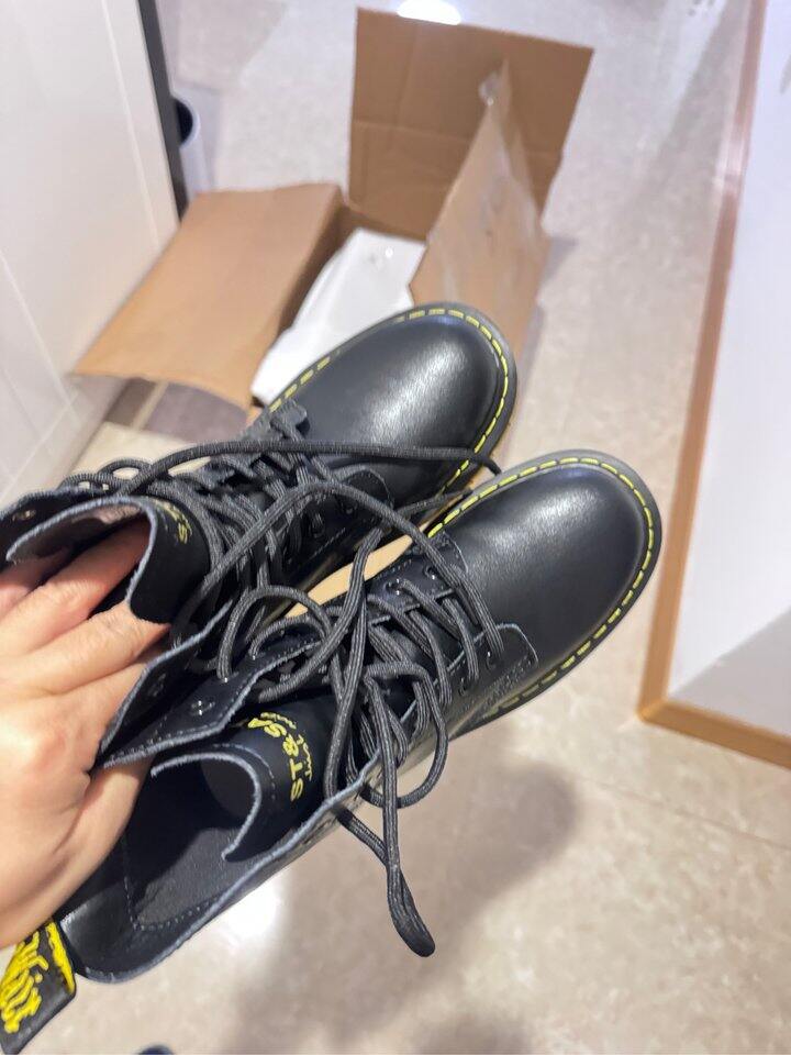 买了一双马丁靴和藏青色衬衫