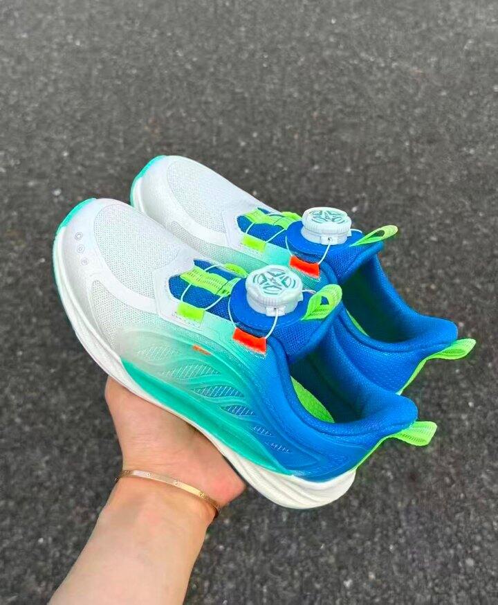 特步儿童氢风𝟴.𝟬旋钮跑鞋