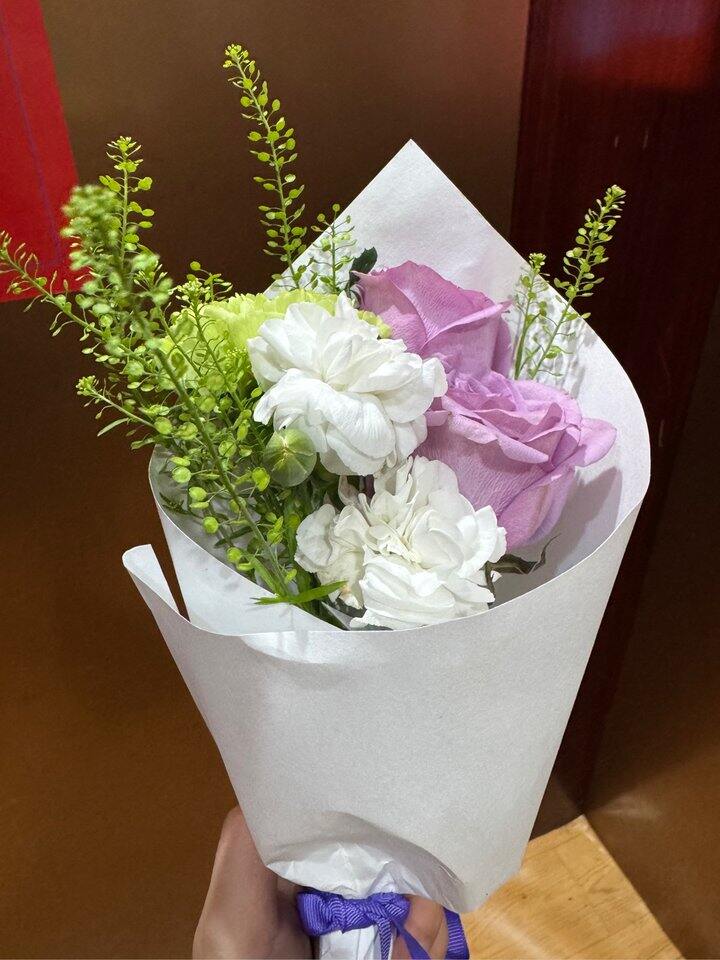 随手给聚餐的朋友带的一束小花