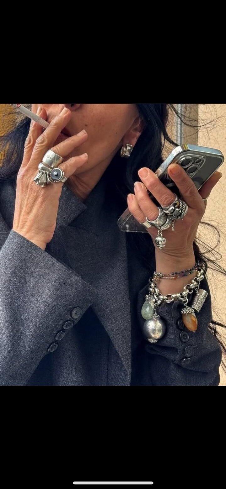 喜欢满手的戒指