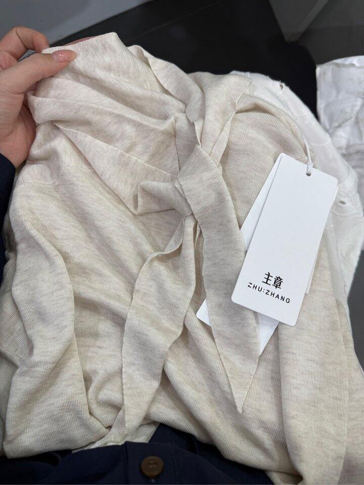 不认识这个牌子，摸着挺软的