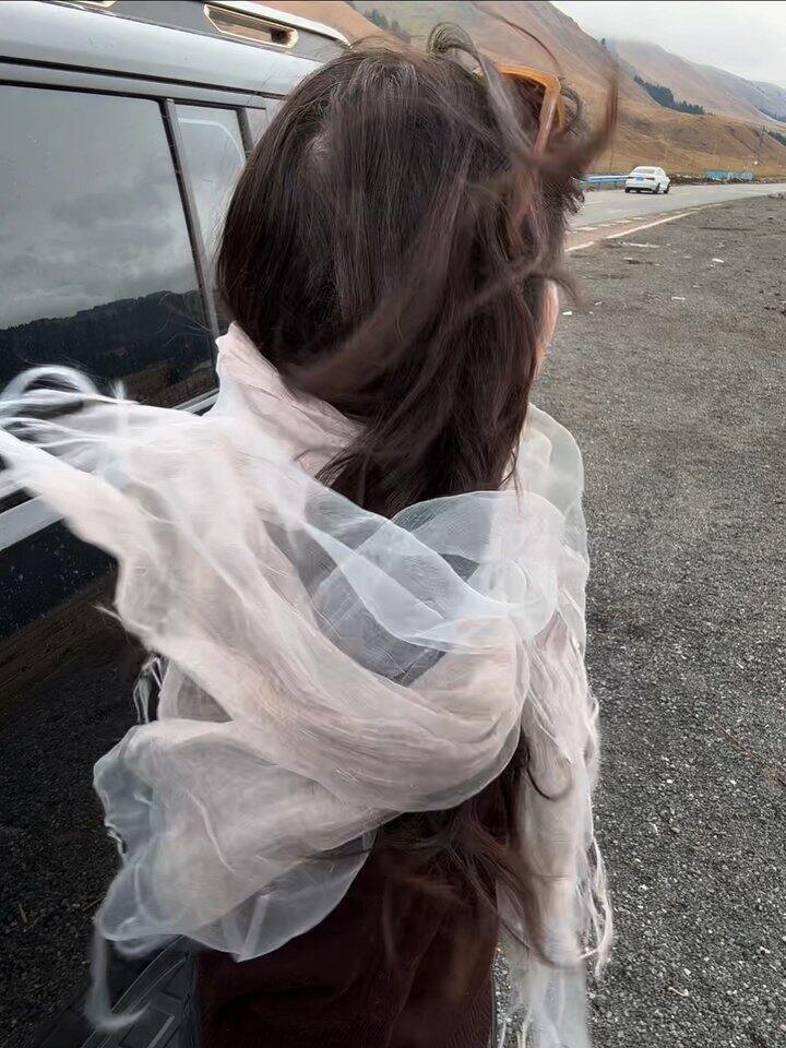 网红围巾在风里确实出片