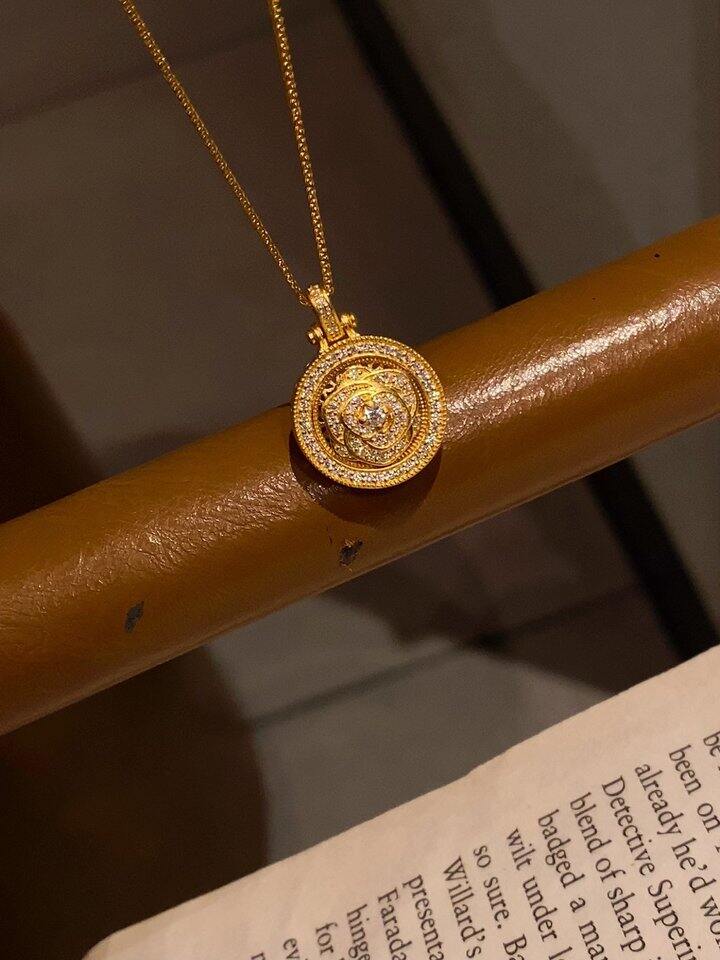 复古贵气天花板，可转动山茶花罗盘黄金吊坠