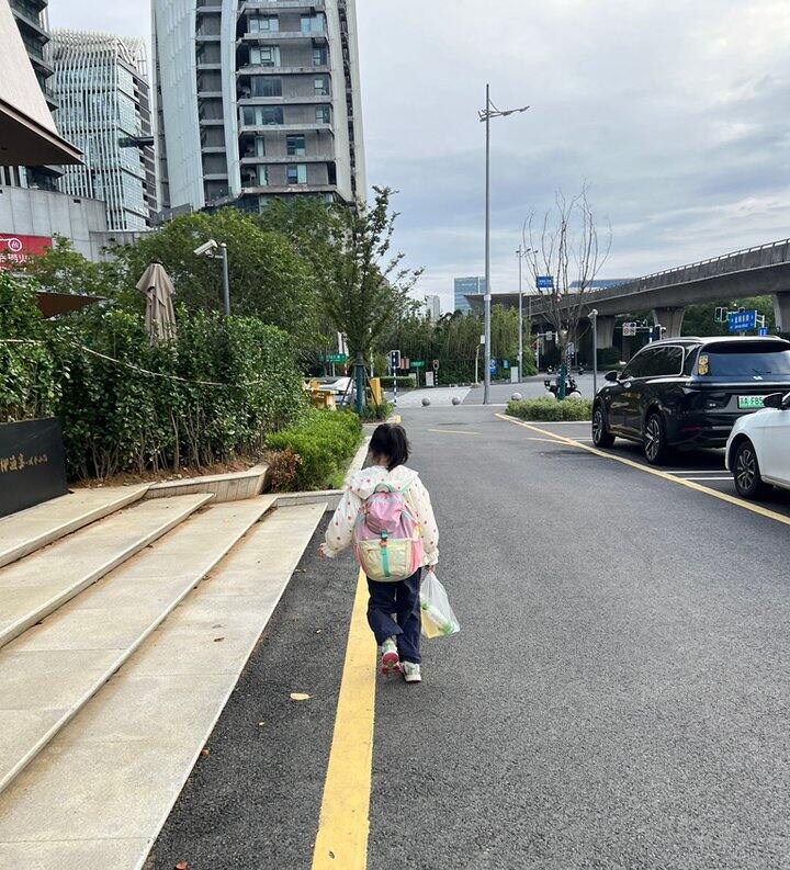 儿童轻便双肩包