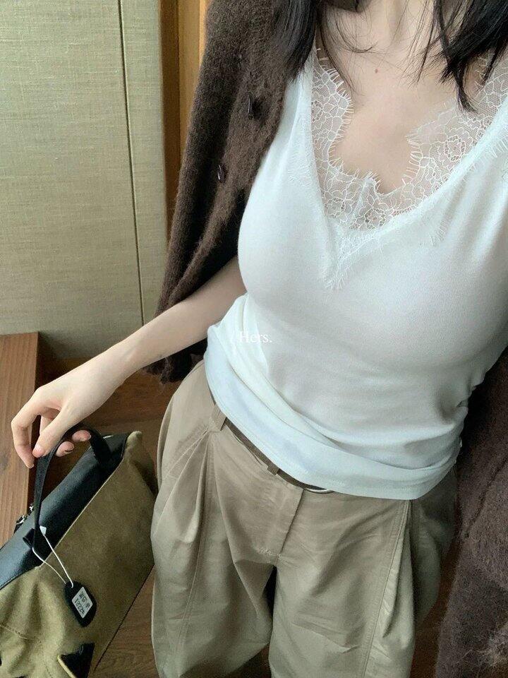 蕾丝V领带胸垫•羊绒感背心！💰39.9
