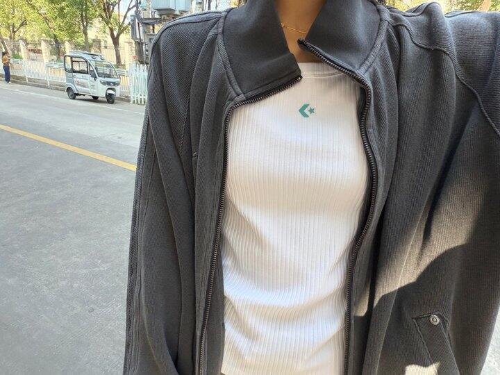 终于穿上外套