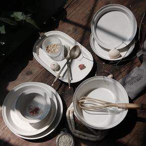 厨房 l 购置单里的简约餐盘